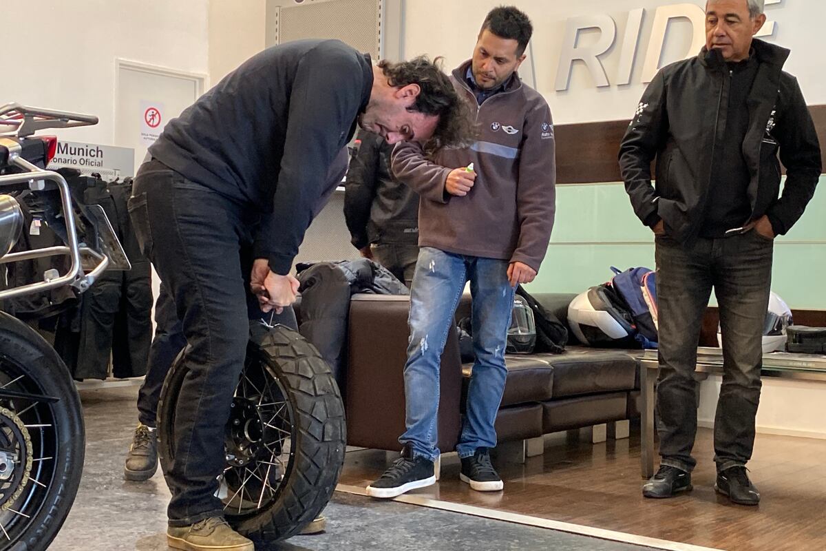 Parchado de rueda de moto en el BMW Motorrad en Auto Munich. Grupo Quijada.