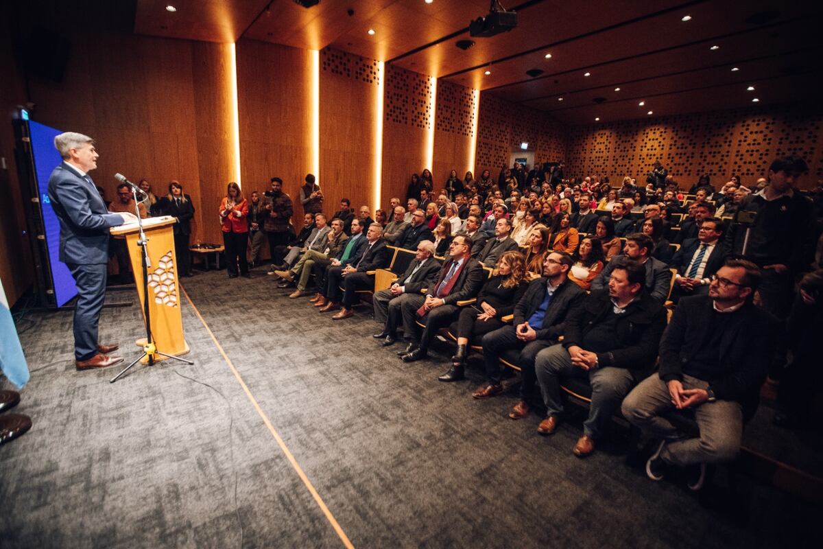 El intendente Daniel Passerini encabezó la apertura del debate por la adecuación del Código de Convivencia, ante un auditorio colmado de representantes de universidades, la Justicia, organizaciones civiles y cuerpos deliberativos del Ente Metropolitano. (Municipalidad de Córdoba)