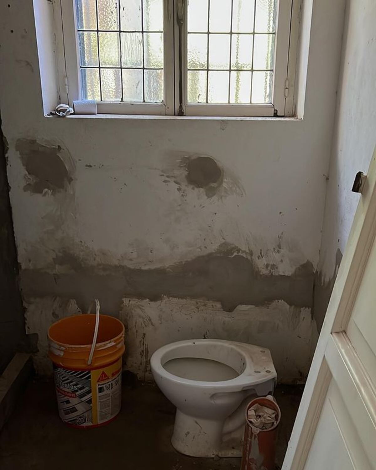 El baño de invitado de La China Suárez antes de ser remodelado. (Instagram)