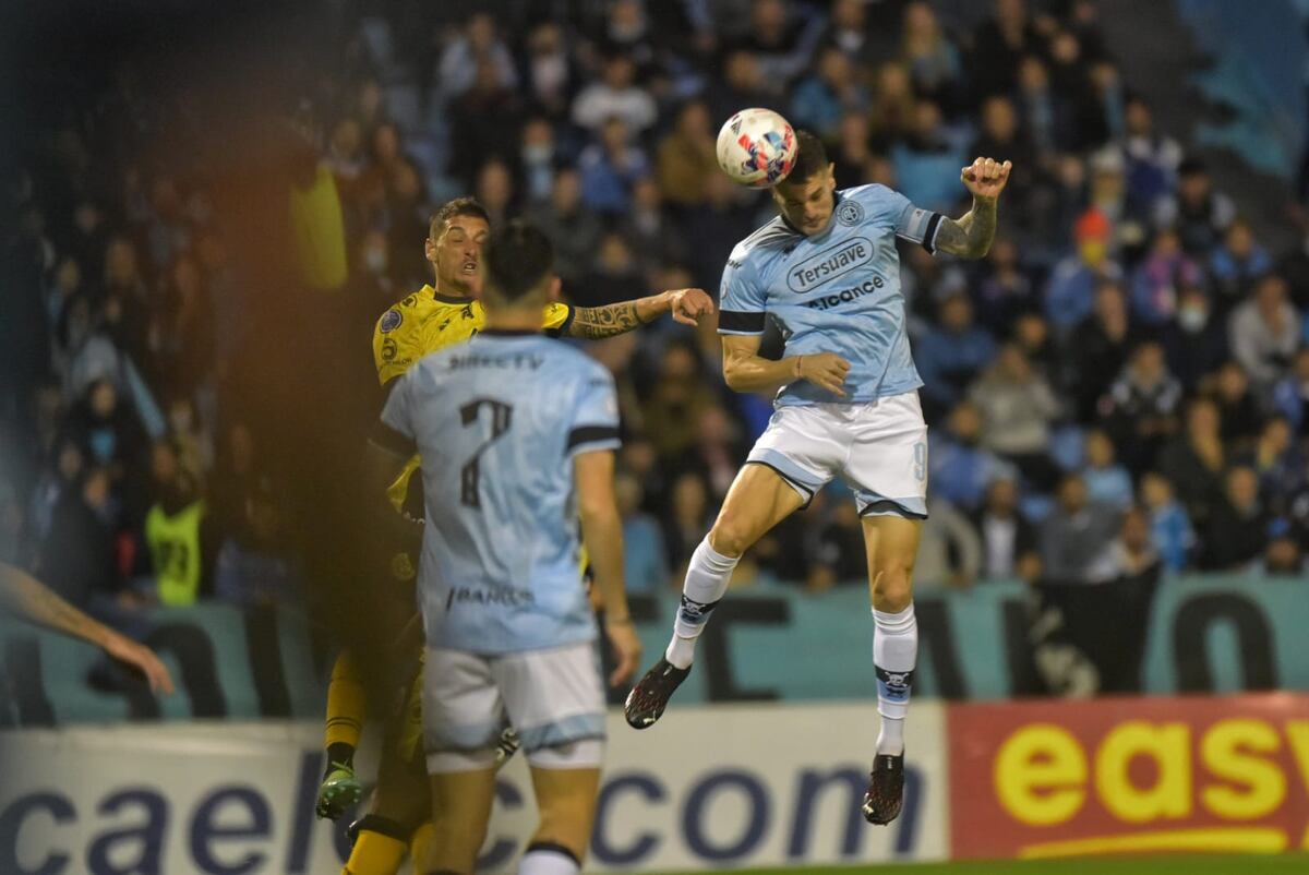 El cabezazo formidable de Vegetti para el 1-0 parcial ante Flandria. (Facundo Luque)