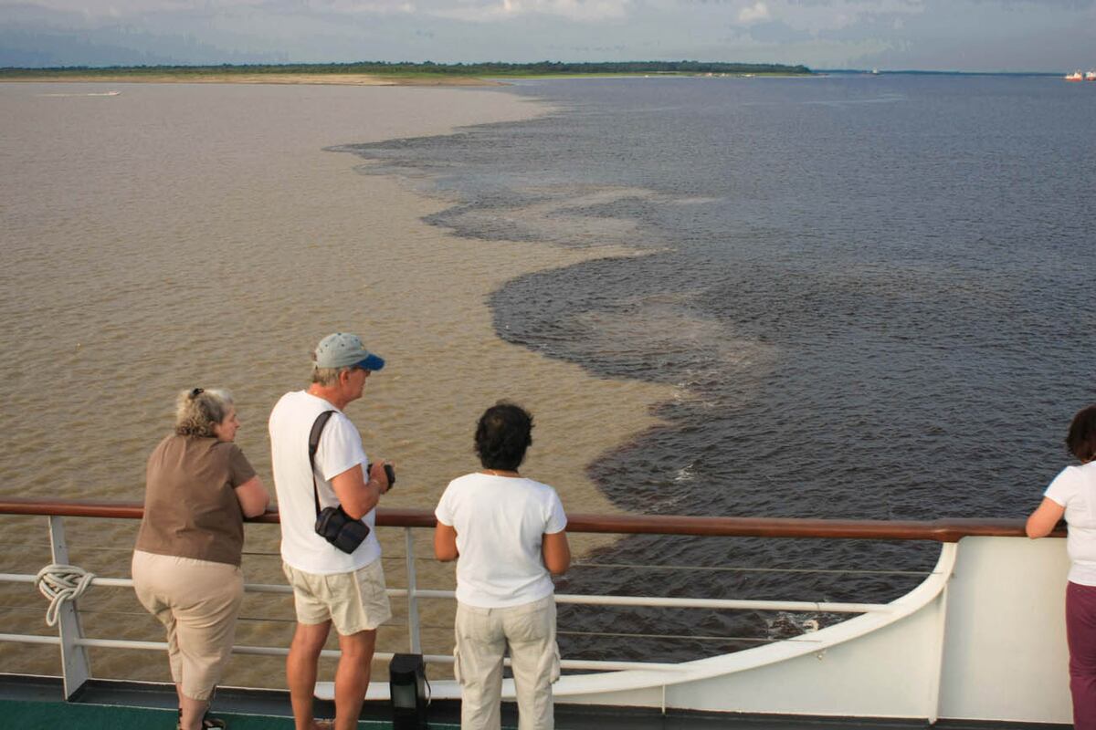 Colores. El encuentro de las aguas del río Negro con el Solimoes forman una línea de seis kilómetros.