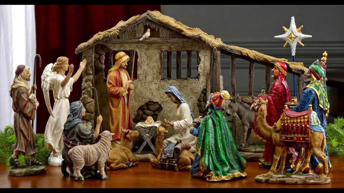 La figura de un pesebre, con magos adorando al Niño Jesús.