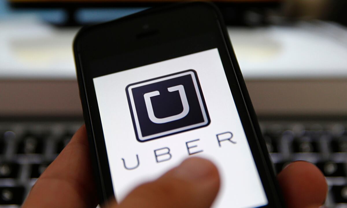 Personas mayores comienzan a trabajar con aplicaciones de transporte para mejorar sus ingresos. (La Voz)