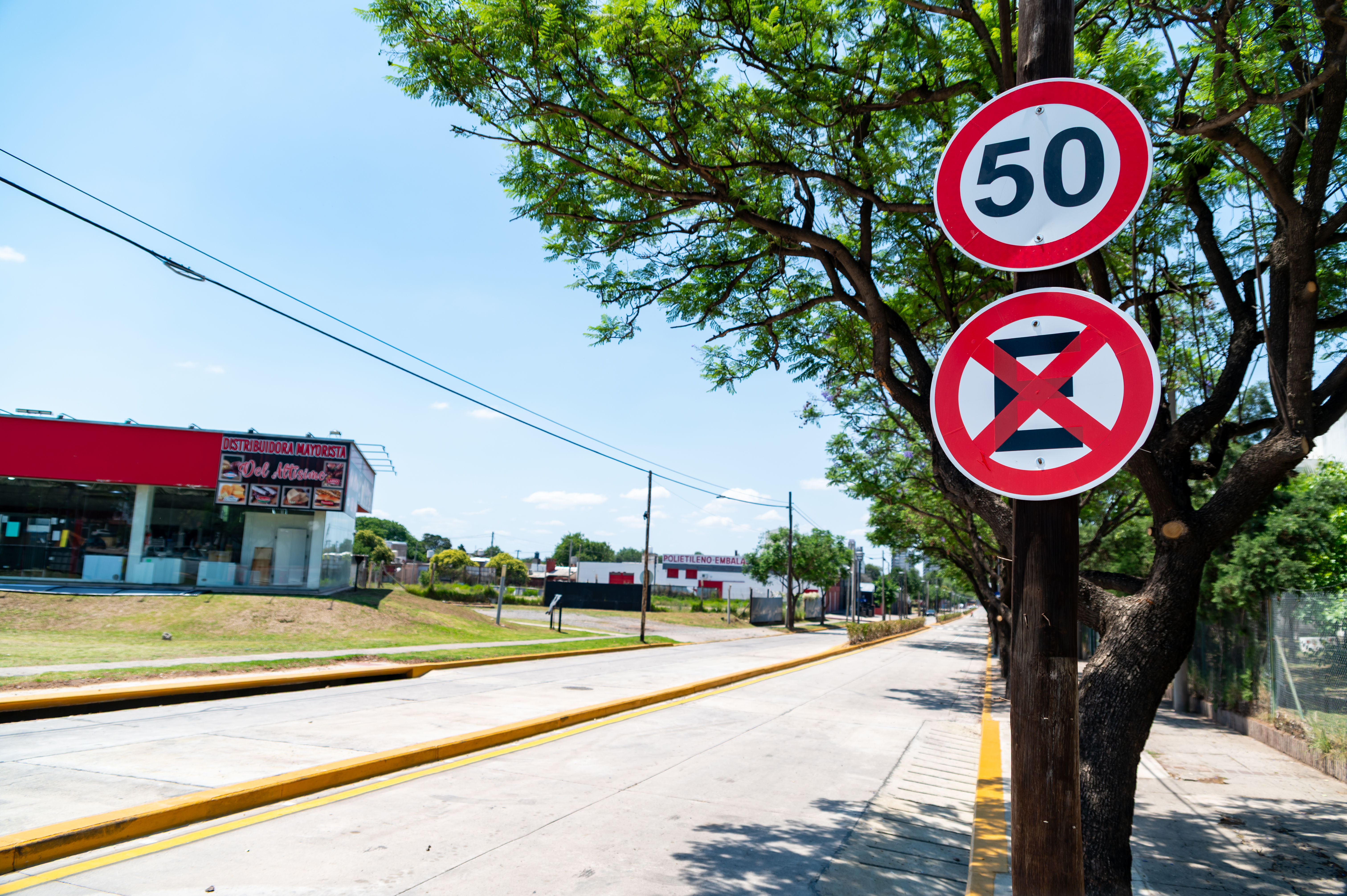 Ordenamiento vial. Se instaló nueva señalización vertical que prohíbe el estacionamiento permanente en la calzada para garantizar la fluidez de los dos carriles por mano. (Foto: Prensa Municipalidad de Córdoba)