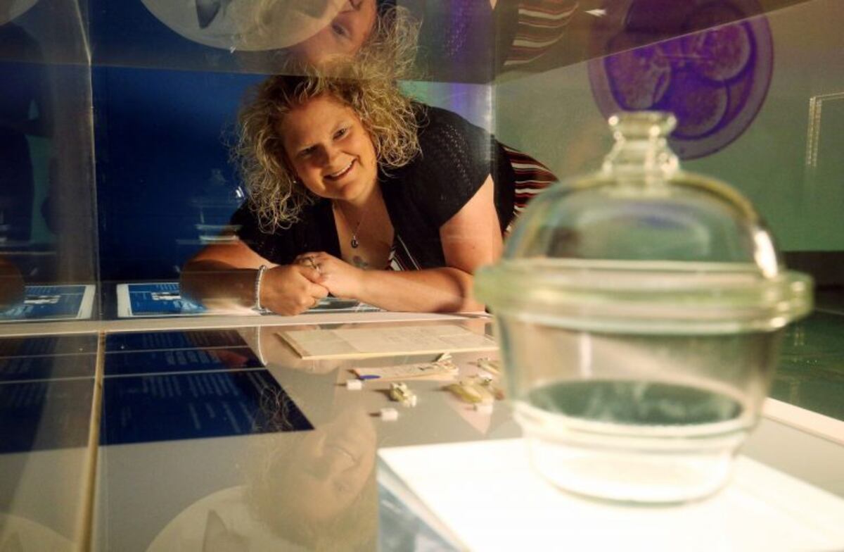 Louise Brown, la primera persona nacida por fecundación in vitro, sonríe junto a los instrumentos que se utilizaron para que ella naciera en Londres, Reino Unido. Crédito: Jonathan Brady/PA Wire/dpa.