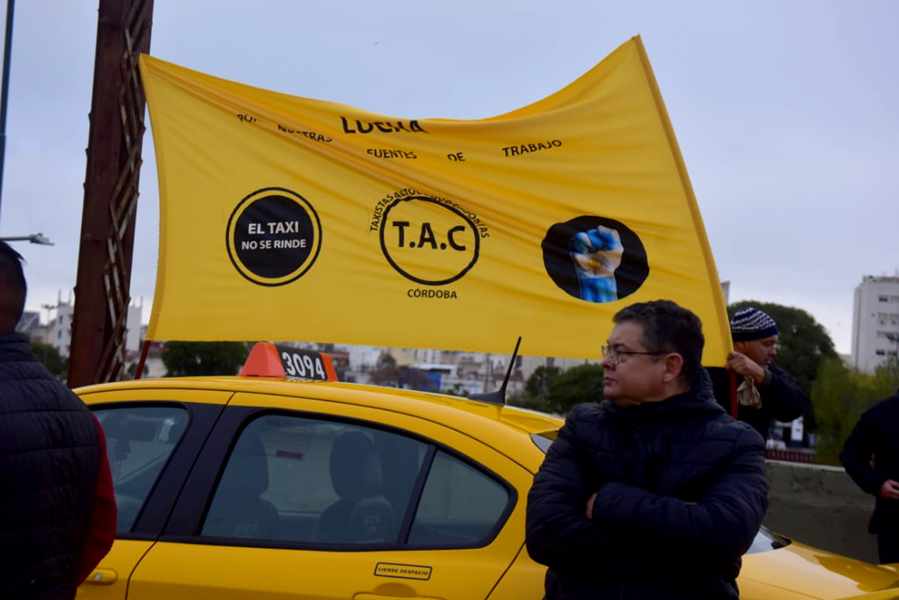 Taxistas y remiseros, agrupados en diversas organizaciones, protestan frente al Concejo Deliberante de la ciudad de Córdoba. (José Gabriel Hernández / La Voz)