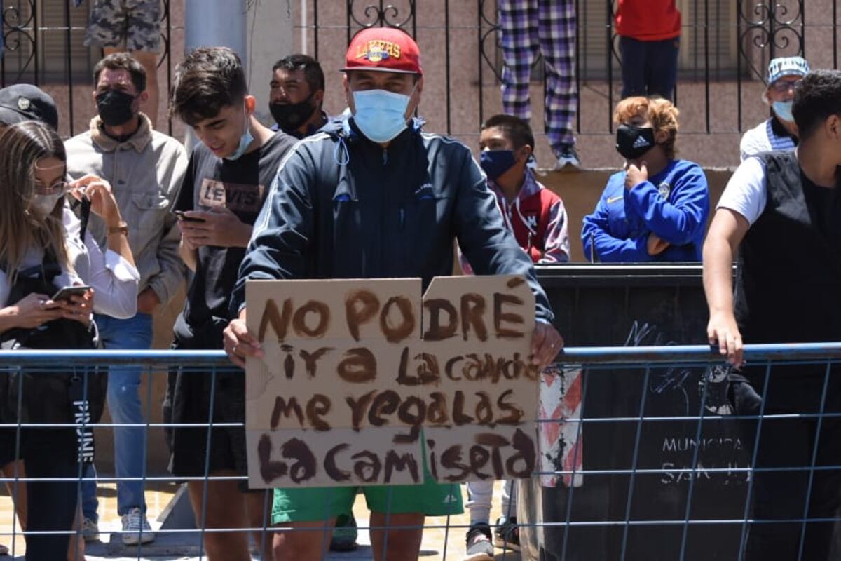 El color de los hinchas en la previa de Argentina Brasil en San Juan. (Marcelo Rolland)