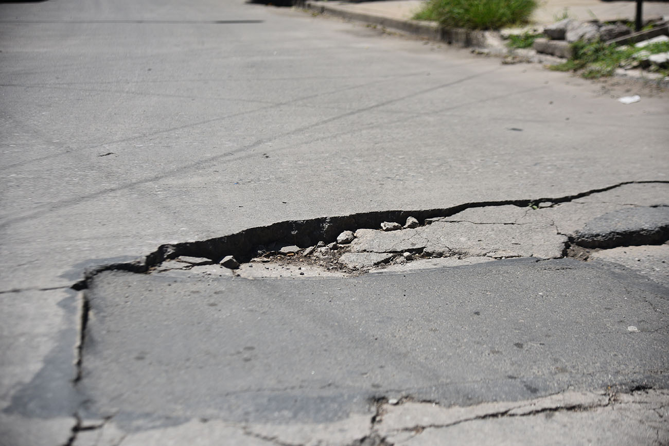 Socavón en calle José Ramirez de Arellano 30. Foto Pedro Castillo