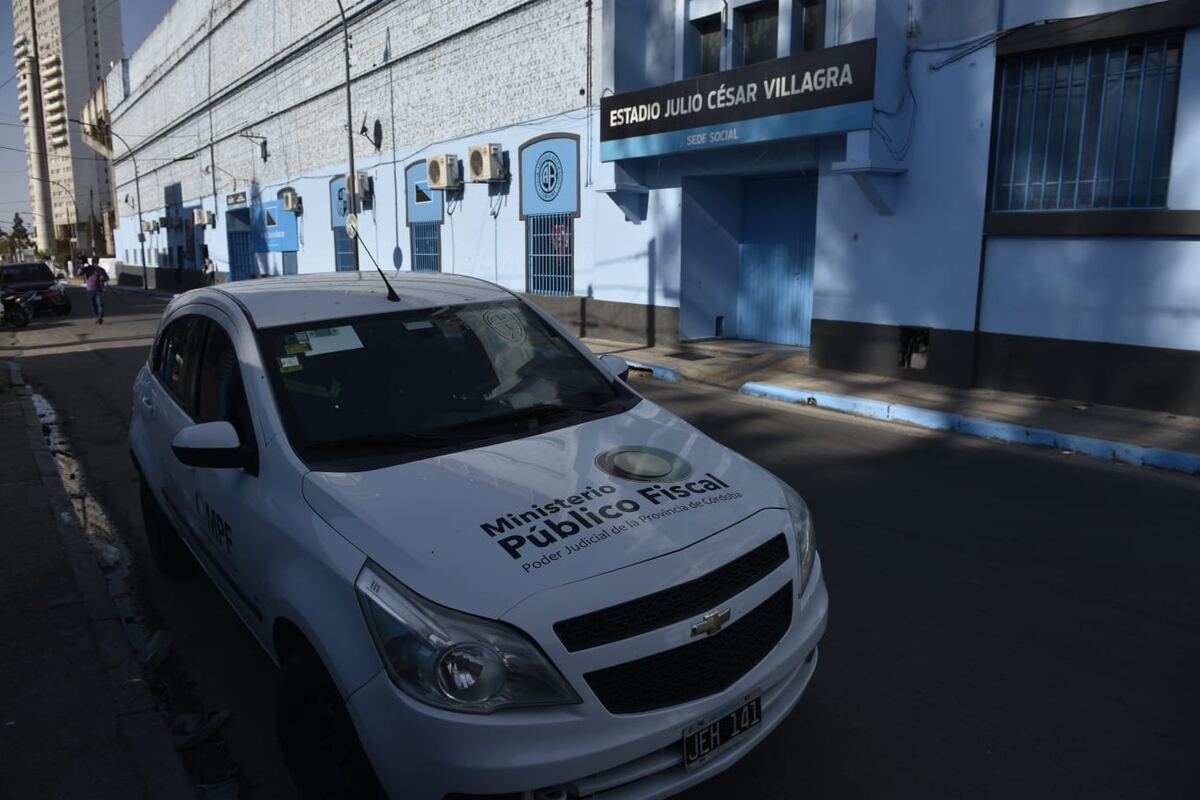 Las autoridades judiciales en la sede de Belgrano en el estadio Gigante de Alberdi. (Facundo Luque)