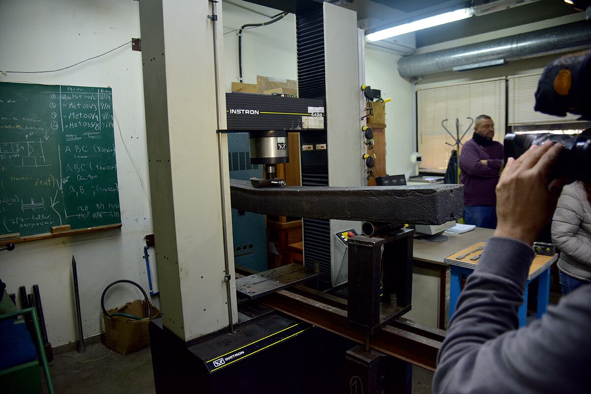 Jornada de puertas abiertas en el Inti Córdoba - Laboratorio de ensayos mecánicos. (Pedro Castillo / La Voz)