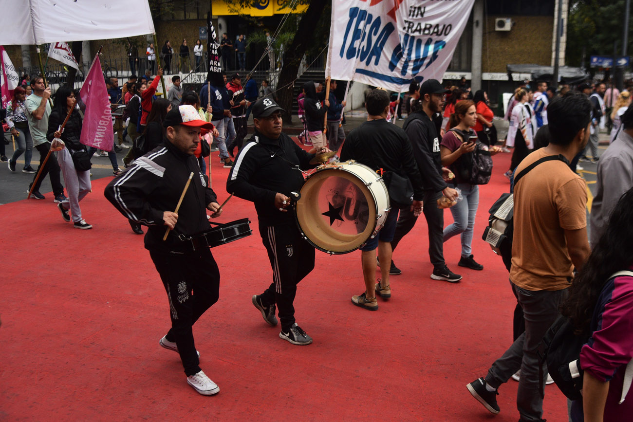 Marcha de organizaciones sociales por las calles de Córdoba, en el marco de la Jornada Nacional Piquetera. (Pedro Castillo / La Voz)