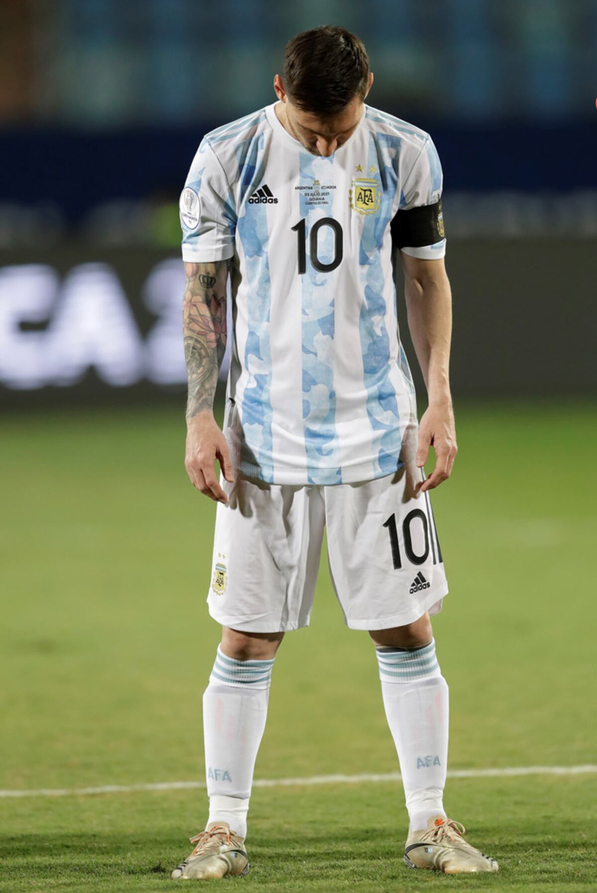 ID:6330486 Argentina's Lionel Messi looks down prior to a Copa America quarterfinal soccer match against Ecuador at the Olimpico stadium in Goiania, Brazil, Saturday, July 3, 2021. (AP Photo/Andre Penner)