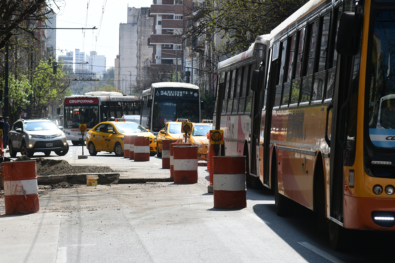 General Paz, entre el puente y el cruce con Colón hay tres cortes en una mano, que es la de tránsito selectivo para colectivos y taxis y complican el trafico en la zona
foto: Ramiro Pereyra / La Voz