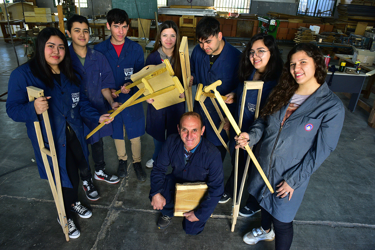 San Vicente. Los profesores Miguel y Anita, junto a los alumnos y alumnas con los bastones y muletas en mano (José Hernández/La Voz).