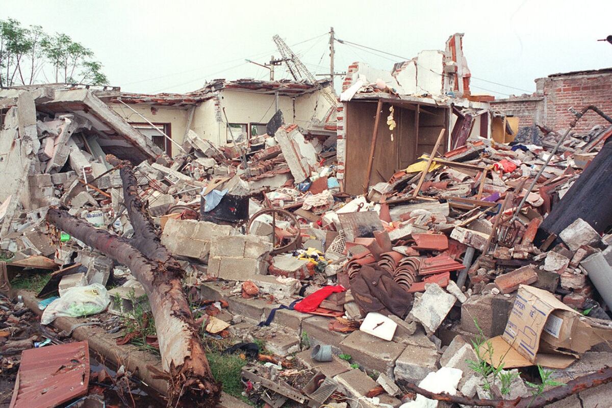 Explosiones de la Fábrica Militar de Río Tercero, en 1995. Una vivienda totalmente destruida en un barrio pegado al predio militar. (La Voz)