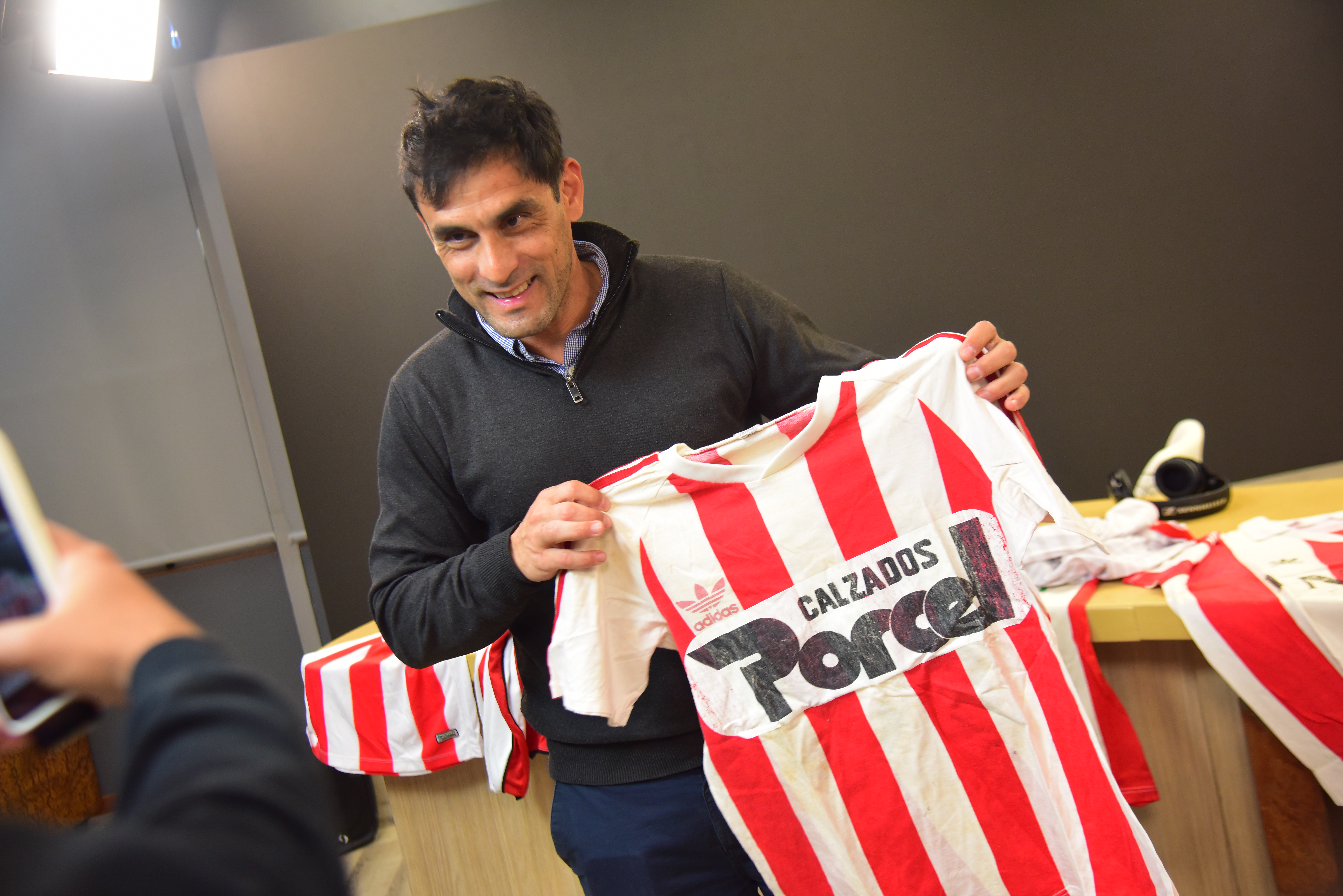 Eric Carreras, coleccionista de camisetas de Instituto, muestra algunas de sus joyas en La Voz del Interior. (Javier Ferreyra / La Voz)