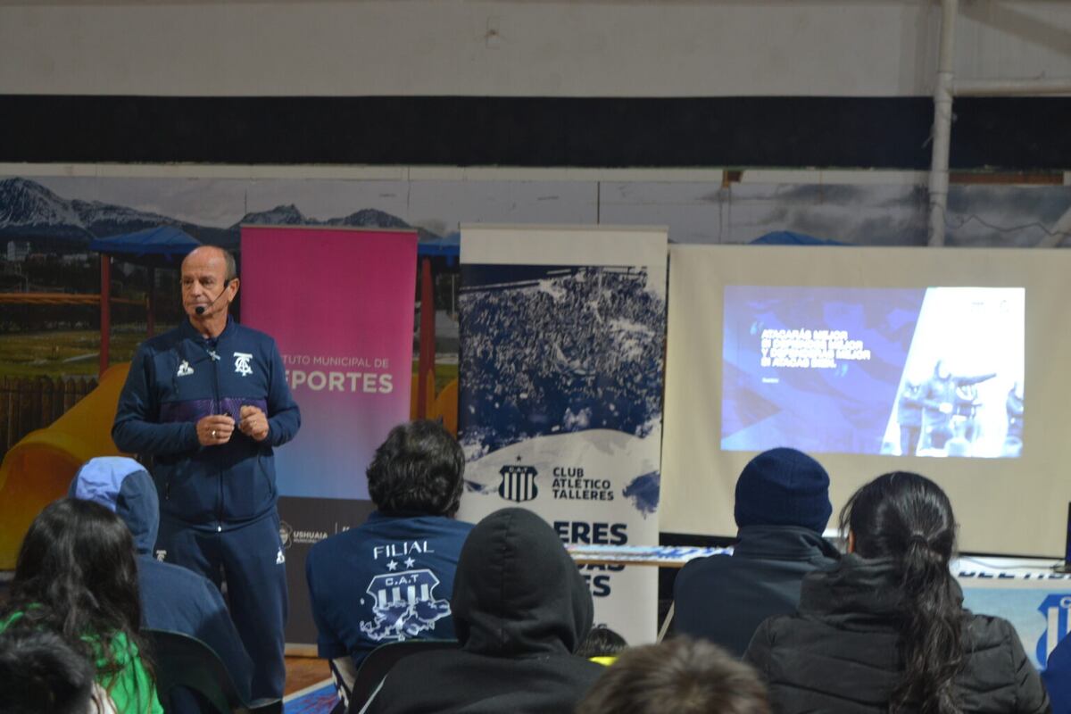 Daniel Valencia, gloria de Talleres, con la filial de Talleres en Usuahia. (Prensa Talleres)