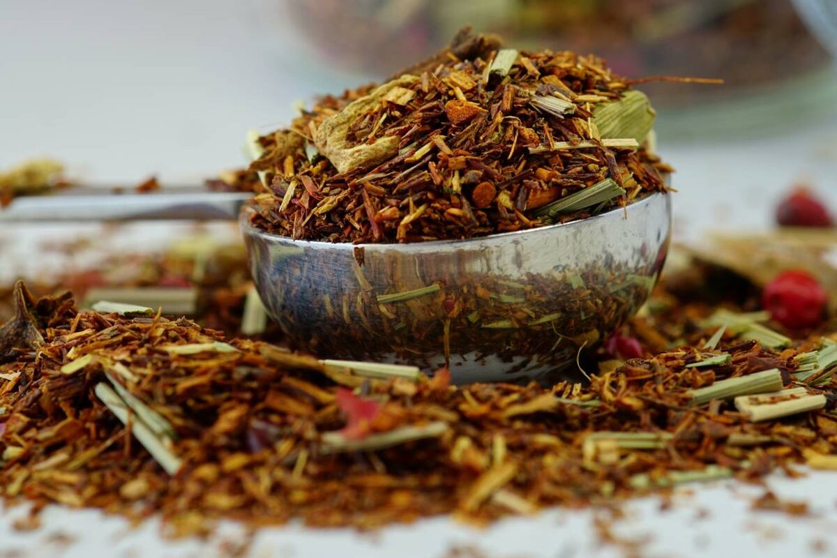 Estudios recientes sugieren que esta infusión ancestral, rica en antioxidantes, podría contribuir al mantenimiento de niveles saludables de glucosa en sangre, apoyando así la salud metabólica. (Freepik)