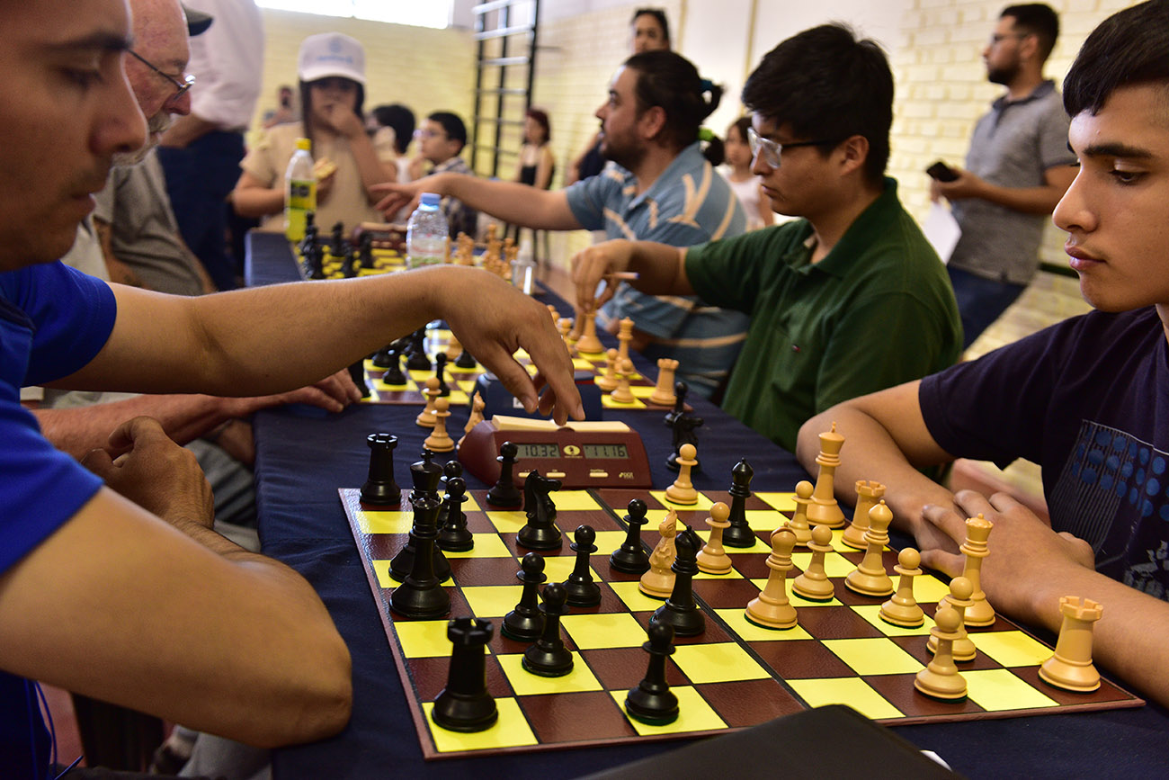 Profesores de ajedrez y La Quadra dan clases gratuitas de ajedrez y buscan sea más accesible en distintos barrios de la ciudad. (José Gabriel Hernández / La Voz)