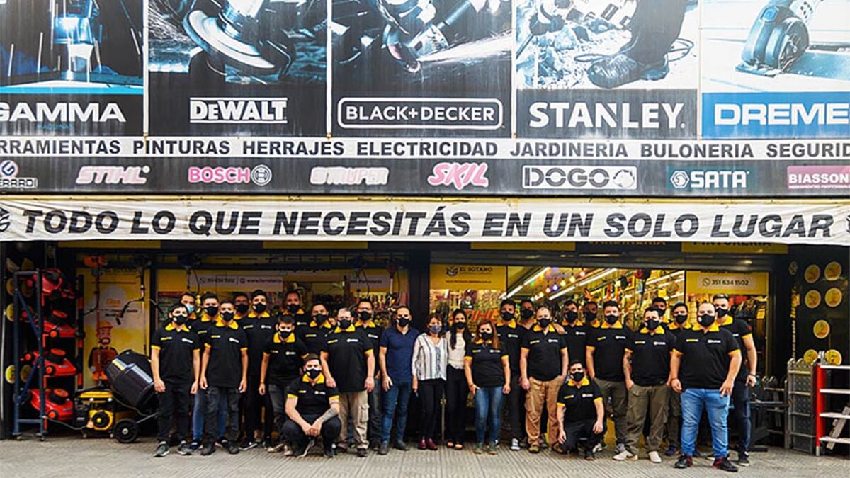 Hay equipo, todos junto en sucursal Rivadavia. / Ferretería El Sótano