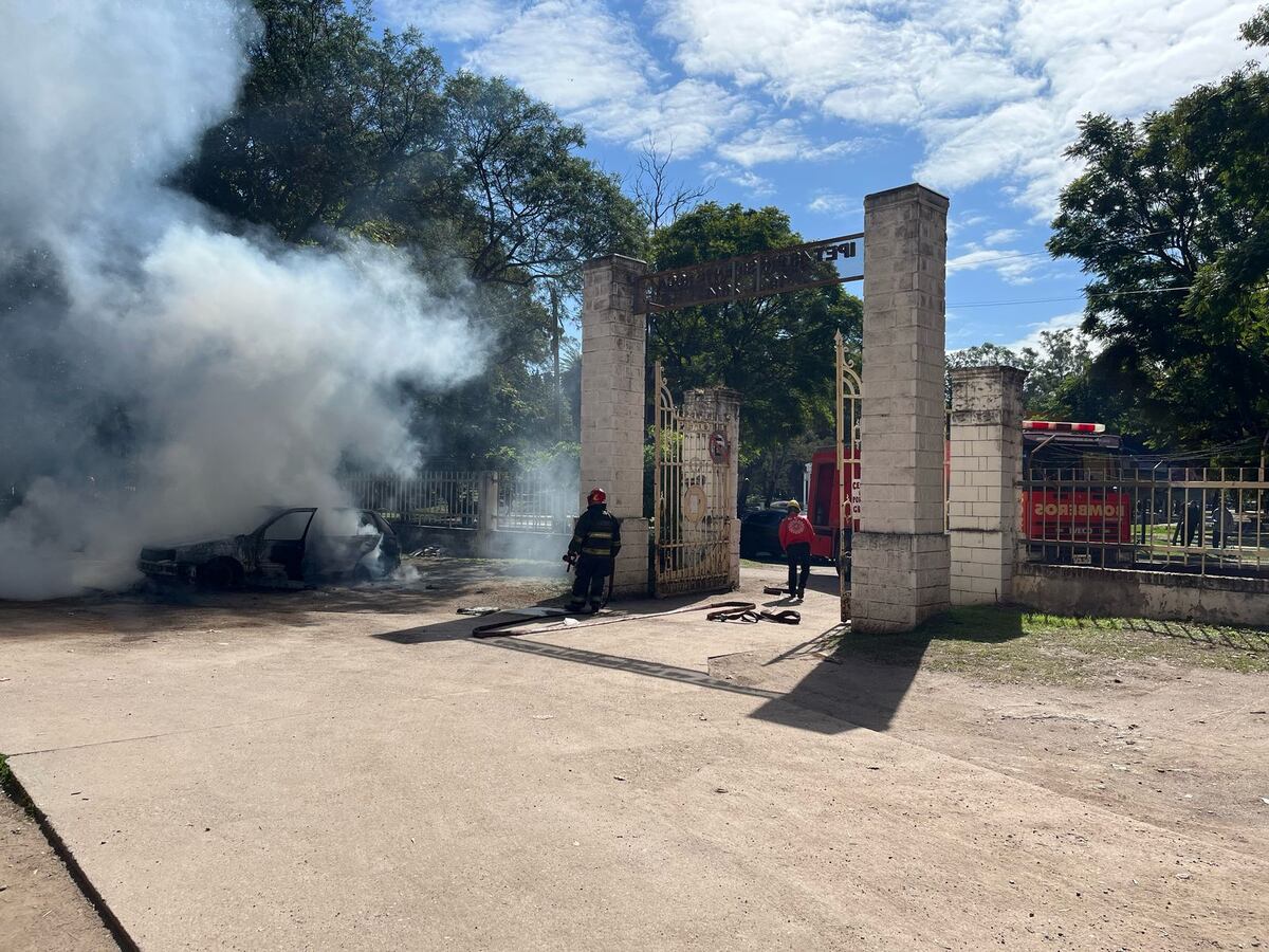 Se incendio un vehículo en establecimiento educativo del parque Sarmiento: no hay heridos. (Policía de Córdoba)