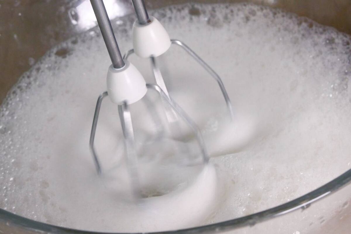 Batir el agua de los garbanzos con una batidora de mano. Al cabo de un minuto, añadir la fécula de maíz y una pizca de sal. Vuelva a batir todo durante otros 5 minutos a velocidad alta. (DPA)
