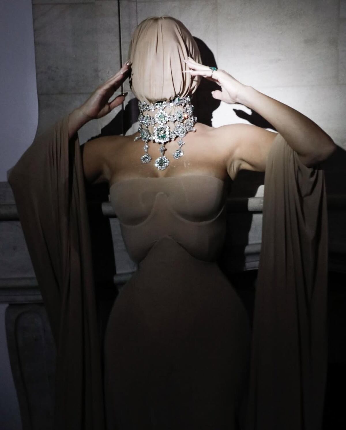 Kim Kardashian desafía la moda con un look nude integral y mascarilla: el impacto viral que revivió la polémica de 2021