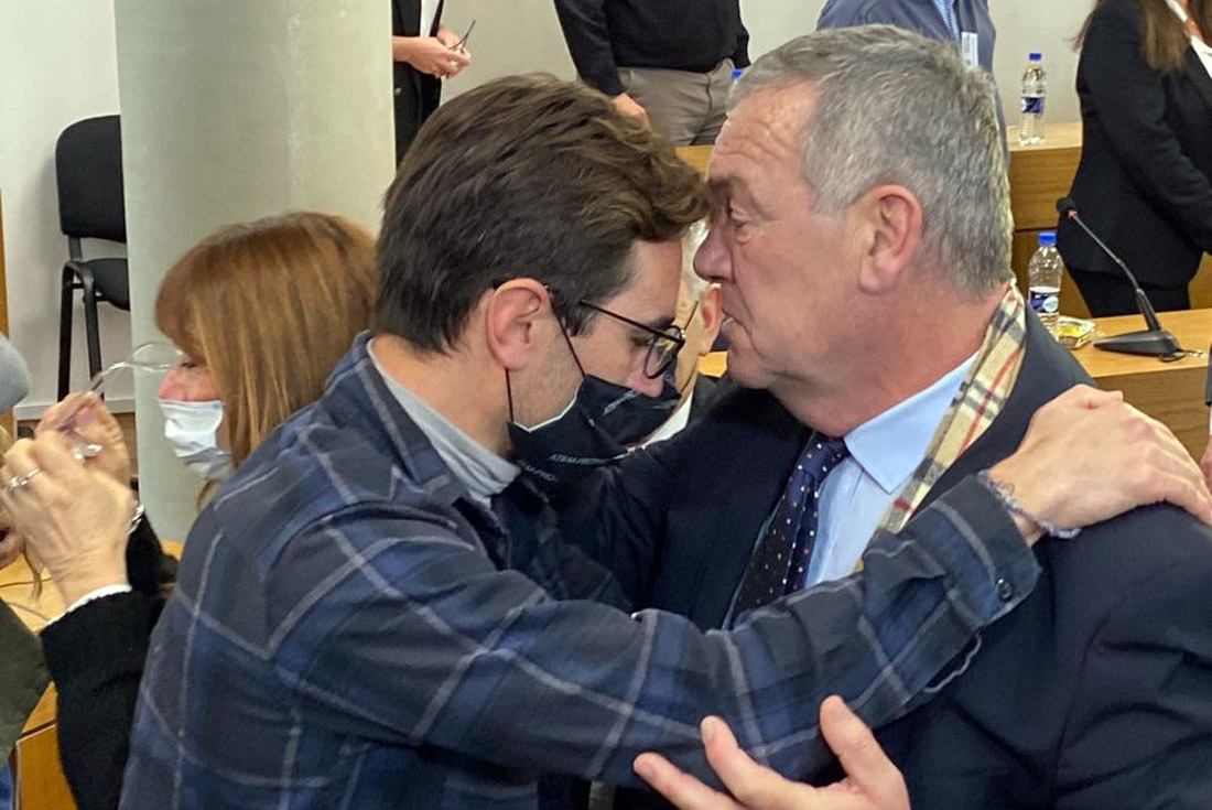 Sala de audiencia. Marcelo Macarrón junto a su hijo Facundo (Tomy Fragueiro/La Voz).