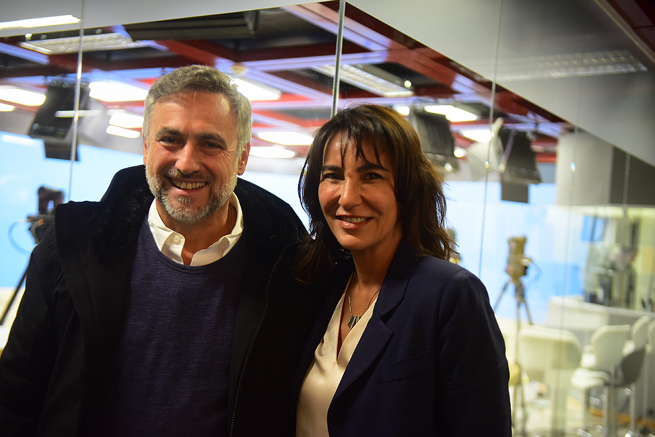 Saludo. La semana pasada, el radical Ramón Mestre se cruzó con la peronista Natalia de la Sota en el estudio de televisión de La Voz. Se saludaron con mucha cordialidad. En octubre competirán por una banca en Diputados. (José Gabriel Hernández)