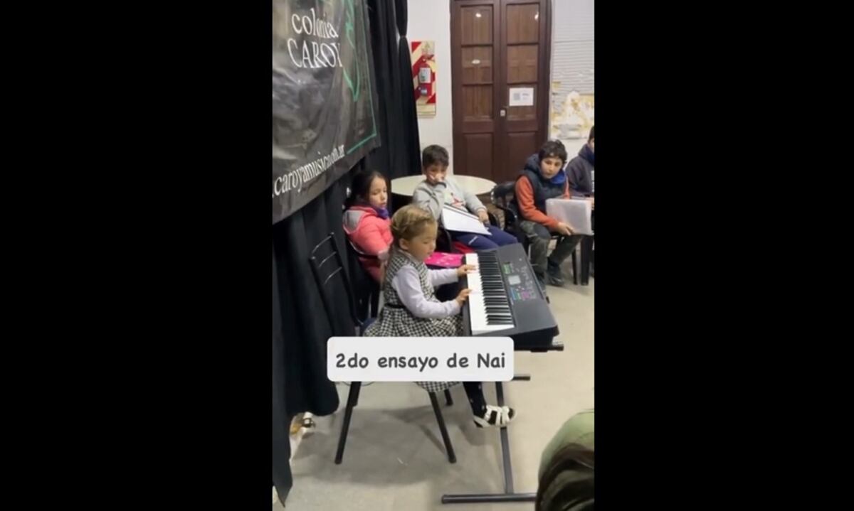 Naila es feliz frente a un piano. (Captura de video).