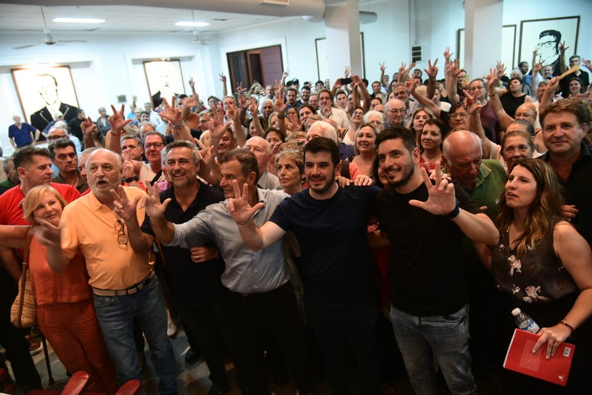 Acto radical. Leonel Chiarella, rodeado por Mestre, Bee Sellares y Ferrer. Hubo cruces entre deloredistas y mestristas. (Javier Ferreyra)