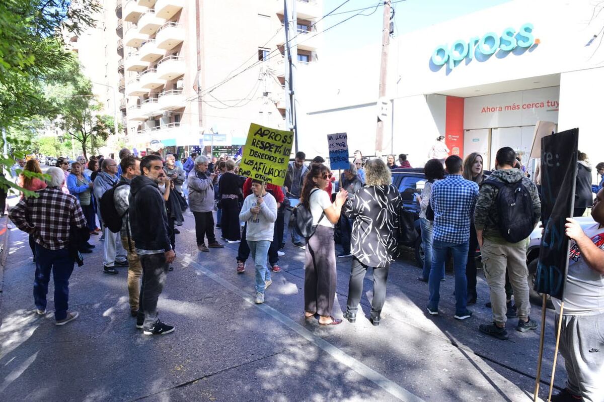 Protesta de prestadores al Apross Córdoba. (Ramiro Pereyra / La Voz)