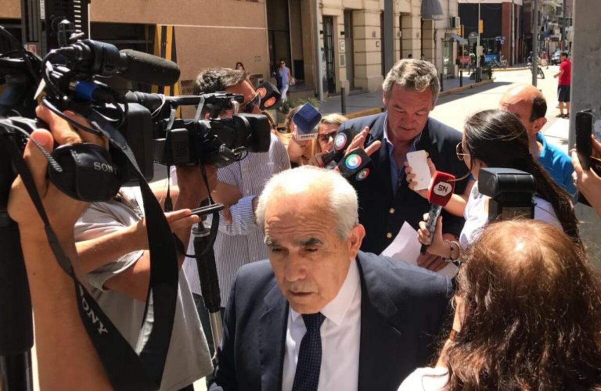 Río Cuarto. Una de las reiteradas veces que declaró el viudo Marcelo Macarrón, acompañado del penalista Marcelo Brito (La Voz/Archivo).