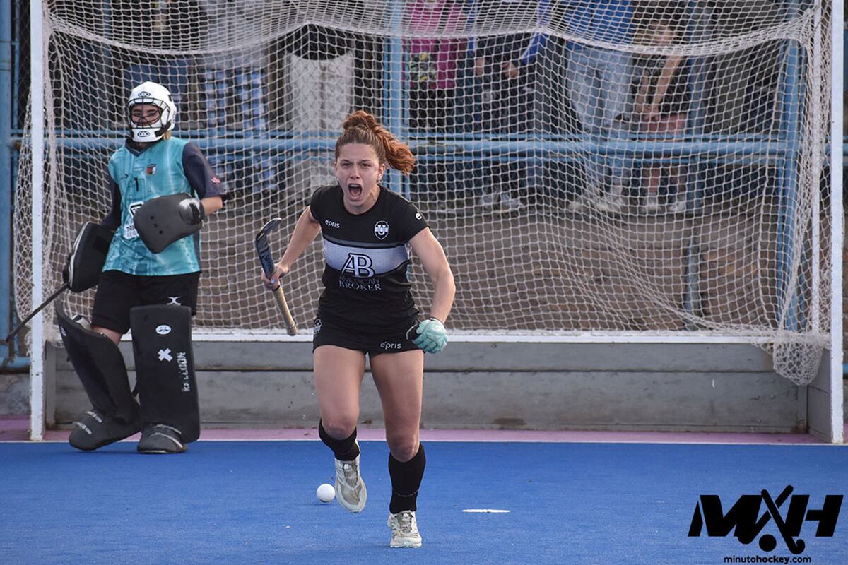 Juliana Rios Ferreyra sentenció la serie de shoot out para la clasificación de Universitario a la final. (Gentileza www.minutohockey.com)