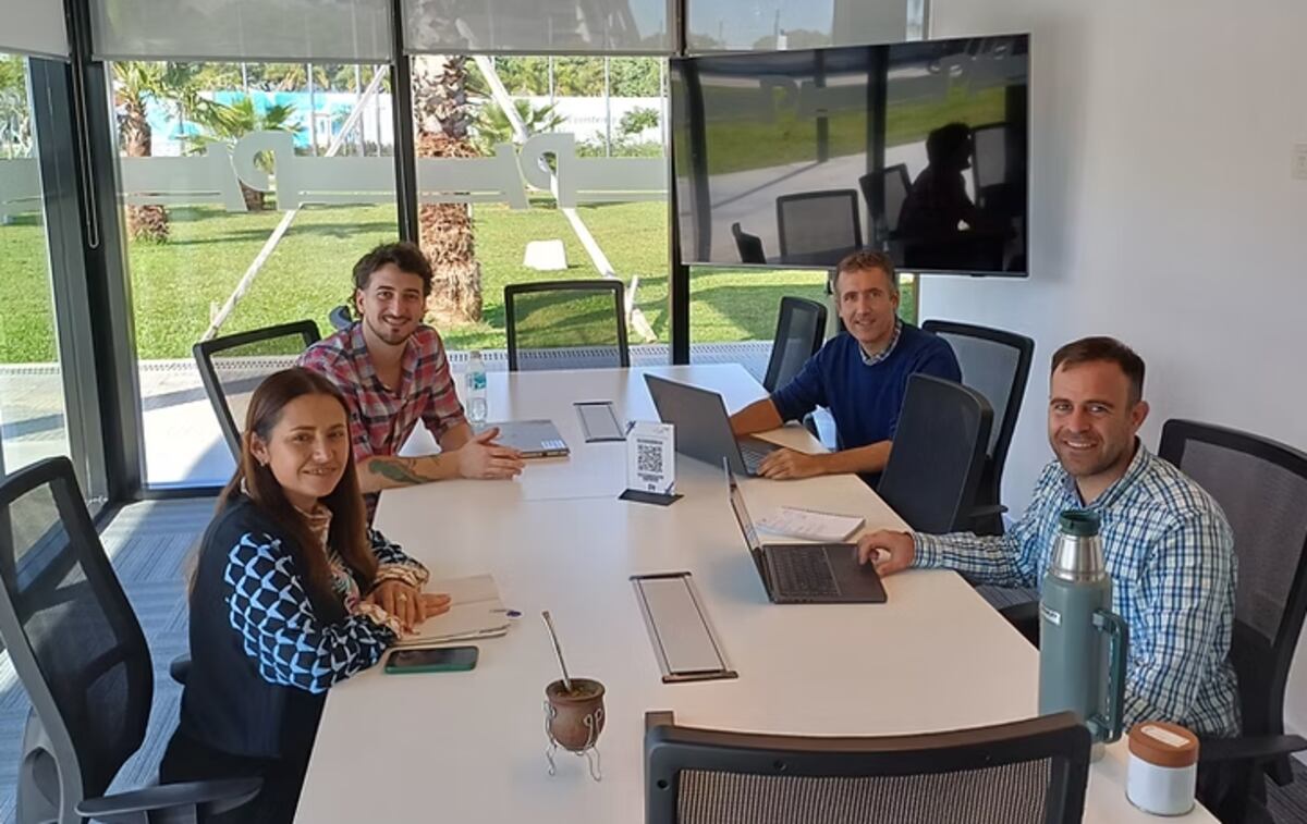 La intendenta de Despeñaderos Carolina Basualdo junto a miembros del equipo de Satellites on Fire.