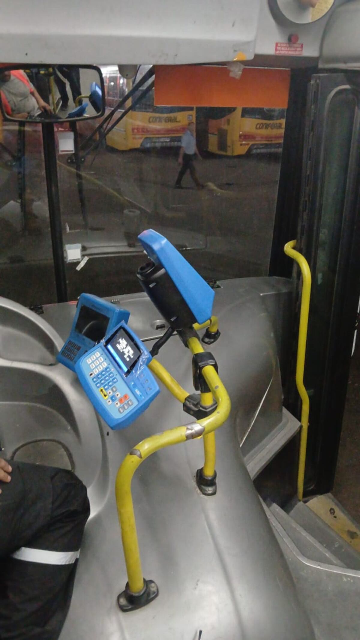 Sube en Córdoba. Comenzó la instalación de las validadoras en los colectivos de la Capital. (@FrancoMogetta)