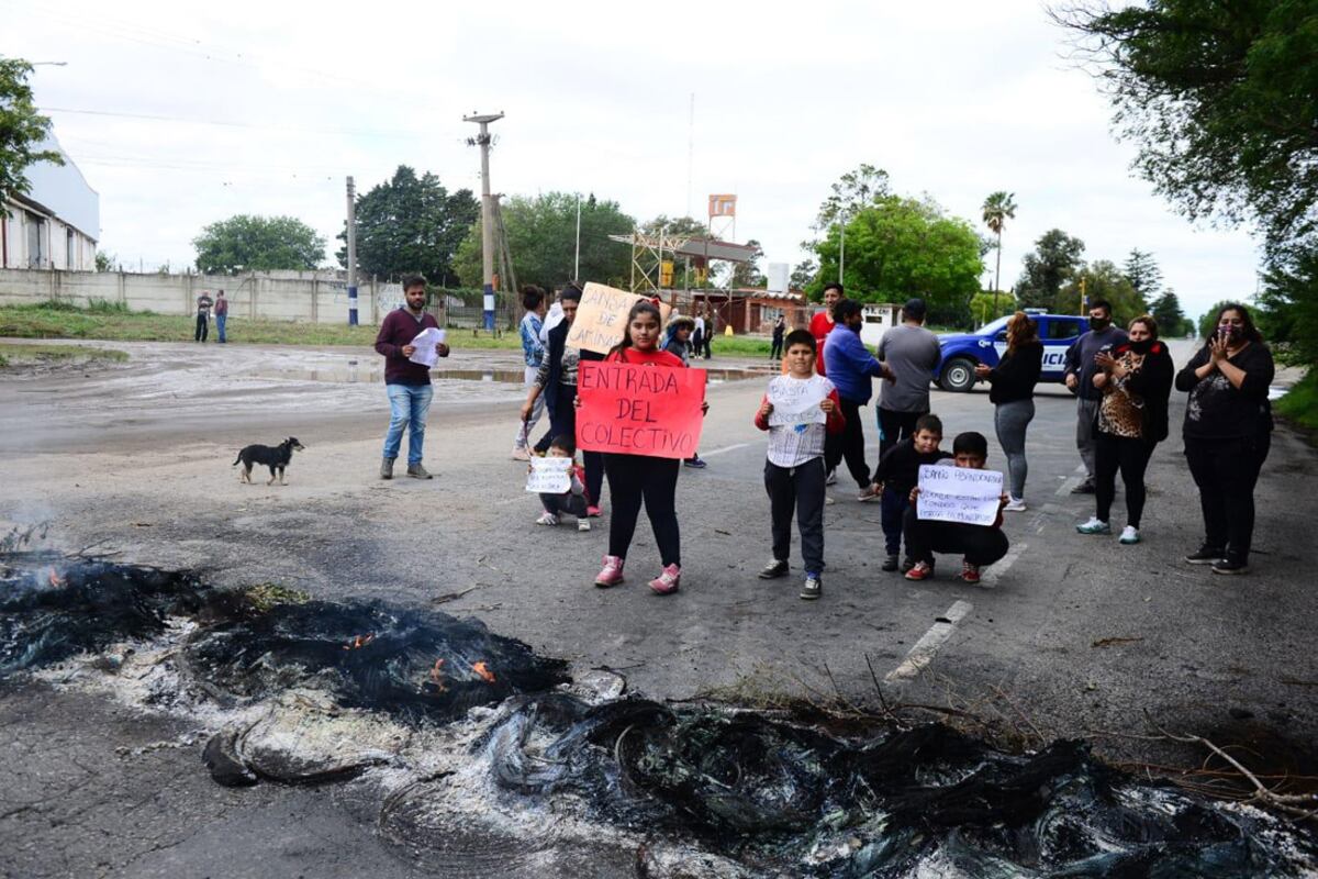 Vecinos del barrio Quintas de Ferreyra protestaron este martes para que arreglen las calles y los colectivos ingresen al barrio. (Foto / José Gabriel Hernández)