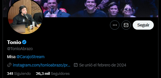 La imagen falsa de Axel Kicillof supuestamente comprando en un Apple Store en Nueva York fue compartida por cuentas libertarias en redes sociales. (Captura)