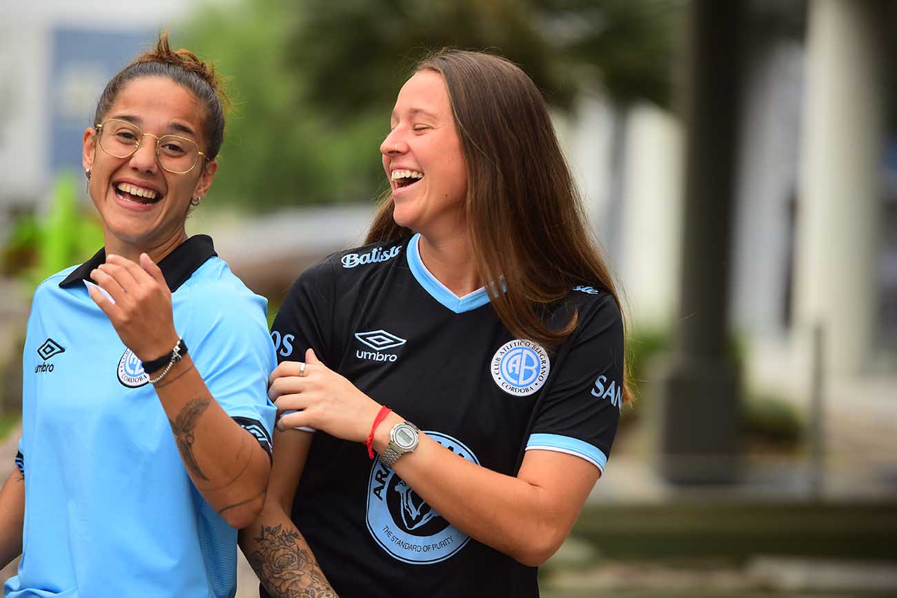 Belén Taborda y Agustina Sánchez, jugadoras de fútbol femenino de Belgrano. (José Gabriel Hernández / La Voz)