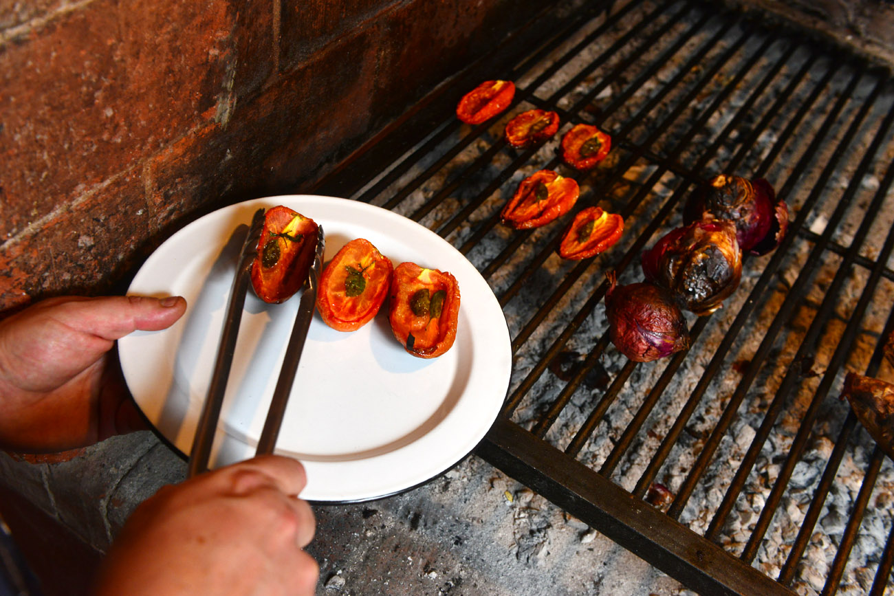 Christian Baldovino es un cocinero y parrillero de Jesús María, y muestra algunas de sus recetas de guarniciones de vegetales a la parrilla. (Nicolás Bravo / La Voz)
