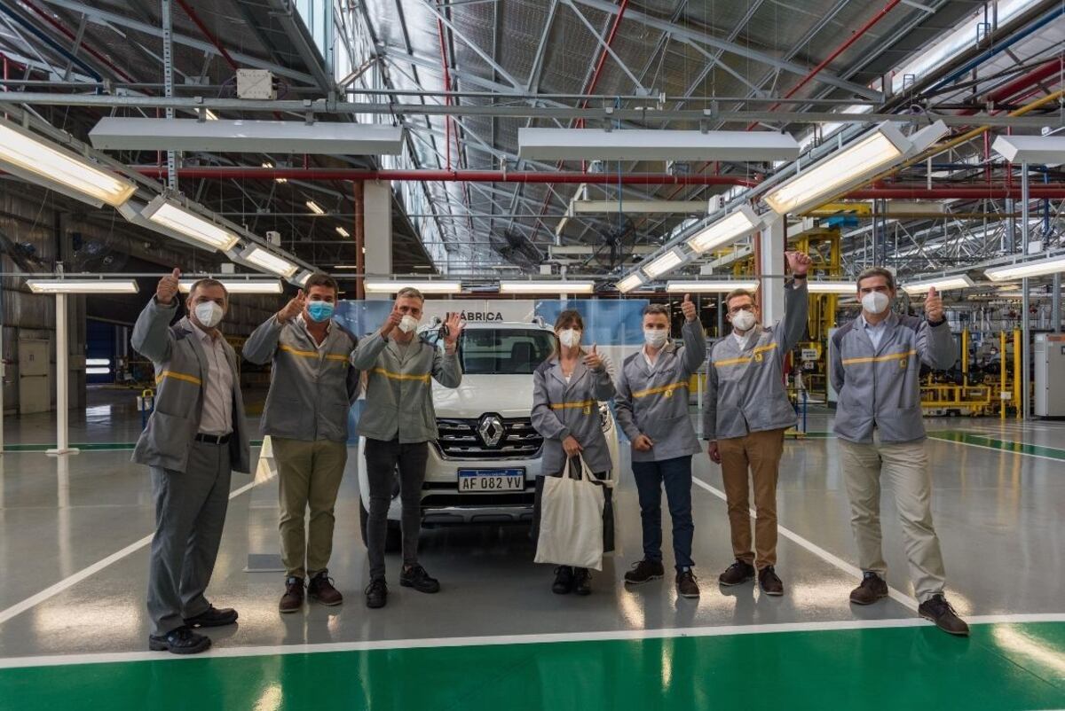 La venta la hizo el concesionario Autocity, que participó de la visita a la planta y la entrega de la unidad. / Autocity
