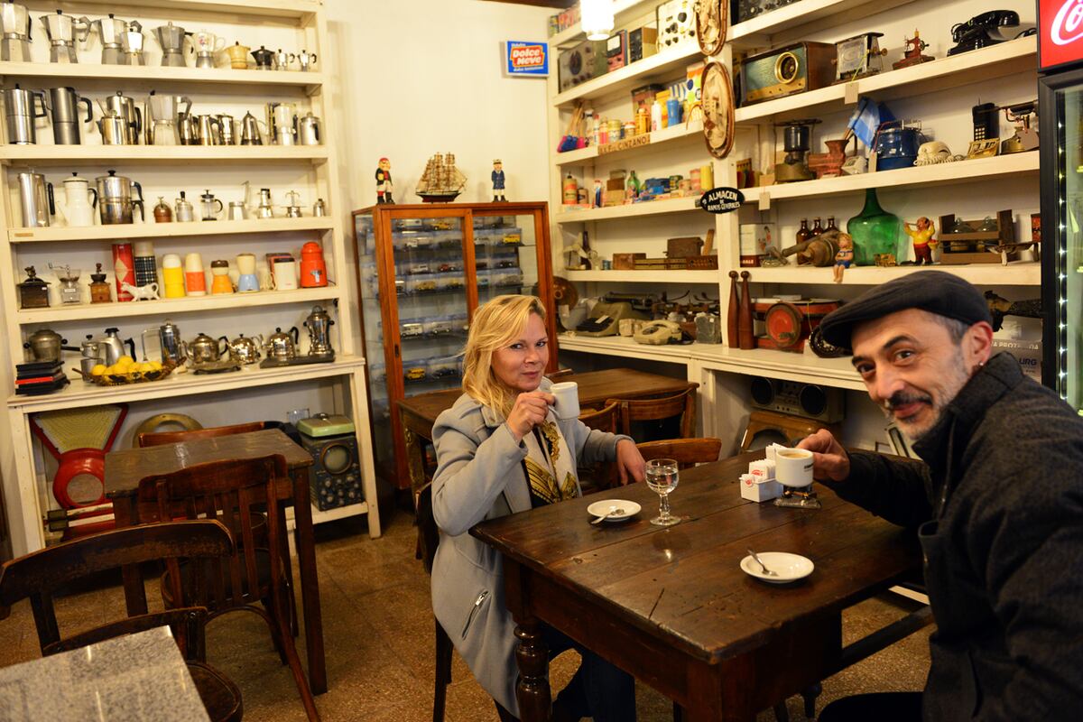 Kitty y Pablo abrieron Garage Deco Café un inmenso inmueble con antigüedades de todo tipo y un café con restaurant. Foto Javier Ferreyra
