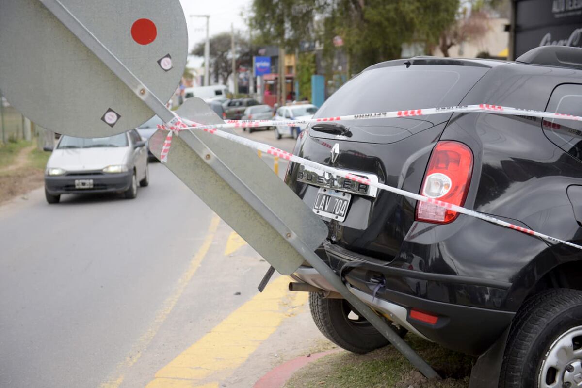 Impactante accidente en la puerta de Corteza Mall, al lado del country La Rufina, Córdoba. (José Gabriel Hernández / La Voz)