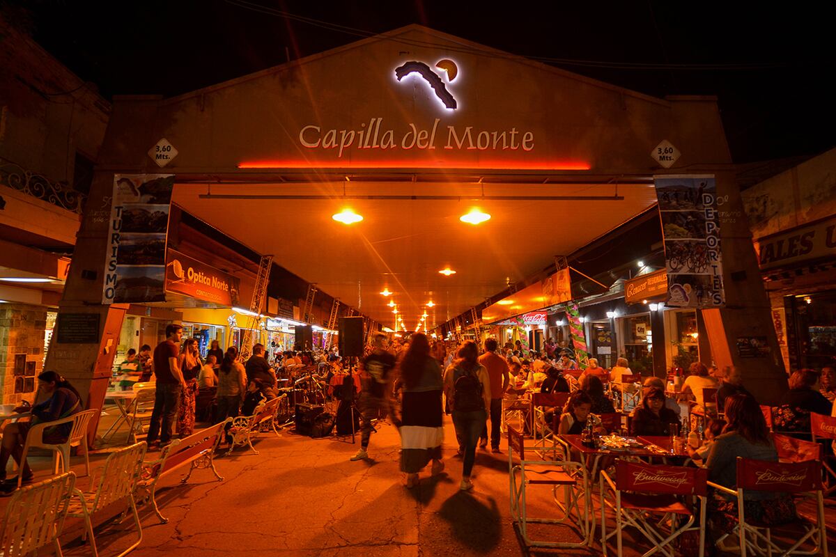 Centro. El centro de Capilla del Monte, con la Calle Techada sobre diagonal Buenos Aires. (Gentileza: Agencia Córdoba Turismo)