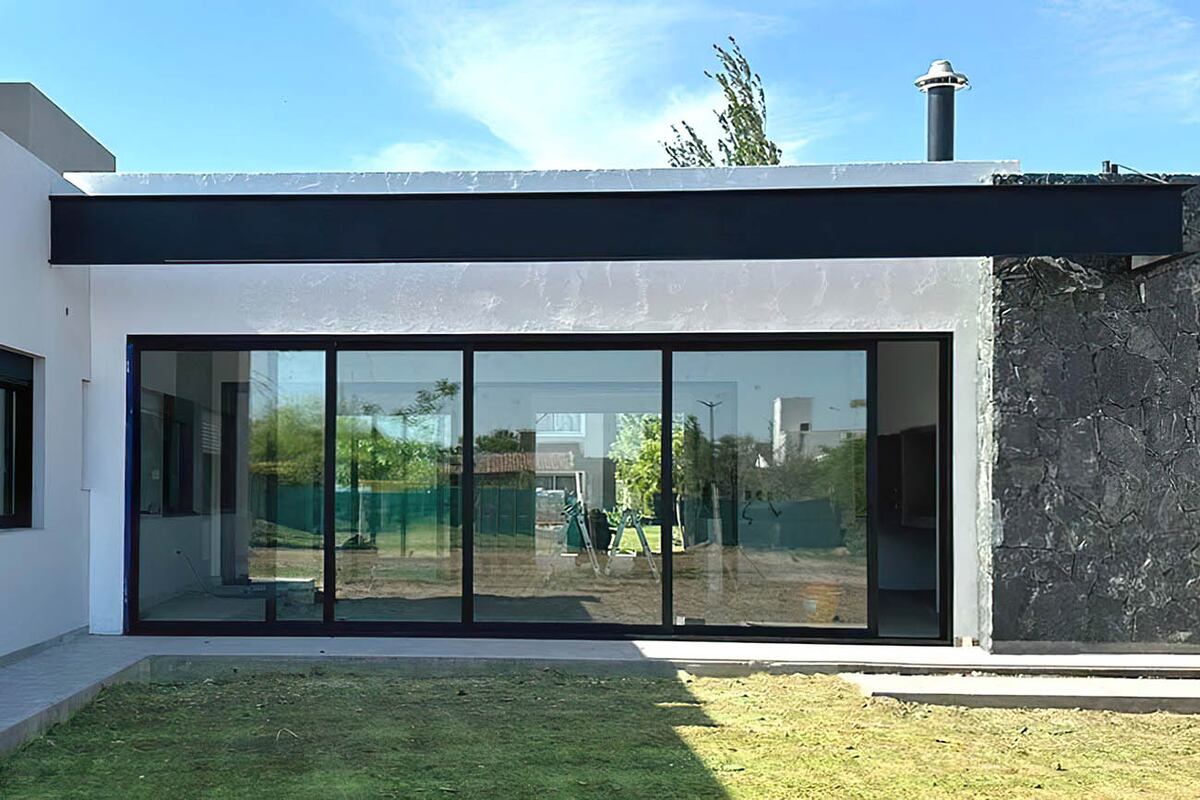 La empresa también produce y comercializa aberturas de aluminio de alta calidad.
