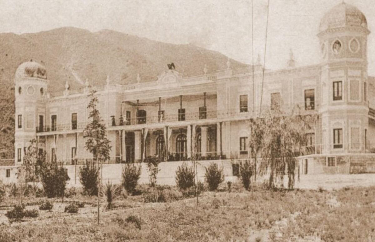 Una de las primeras fotos del hotel Edén. El aguila original, en el centro de la fachada.
