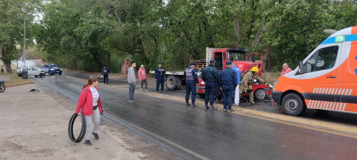 Impactante siniestro vial en el ingreso a la localidad de Unquillo, en Córdoba. (Gentileza Antonio Carrizo)