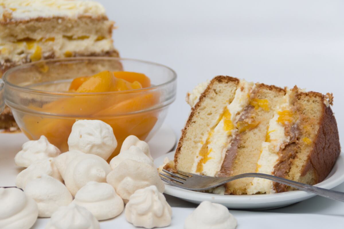 Postre con duraznos: Sabores caseros del interior: tortas y dulces que mantienen vivas las recetas tradicionales.