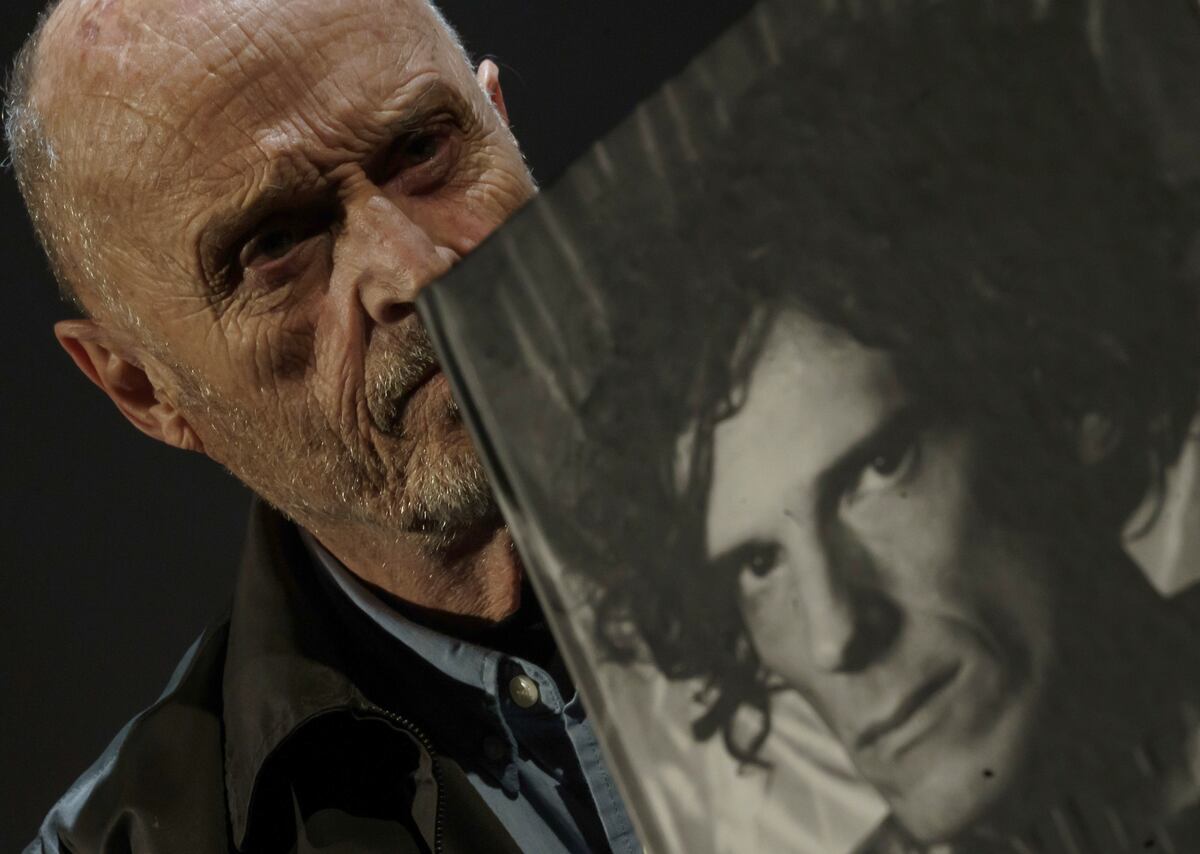 Eduardo "Dylan" Martí, con un ejemplar de su libro de fotos sobre Spinetta. (Gentileza Laura Tenenbaum)