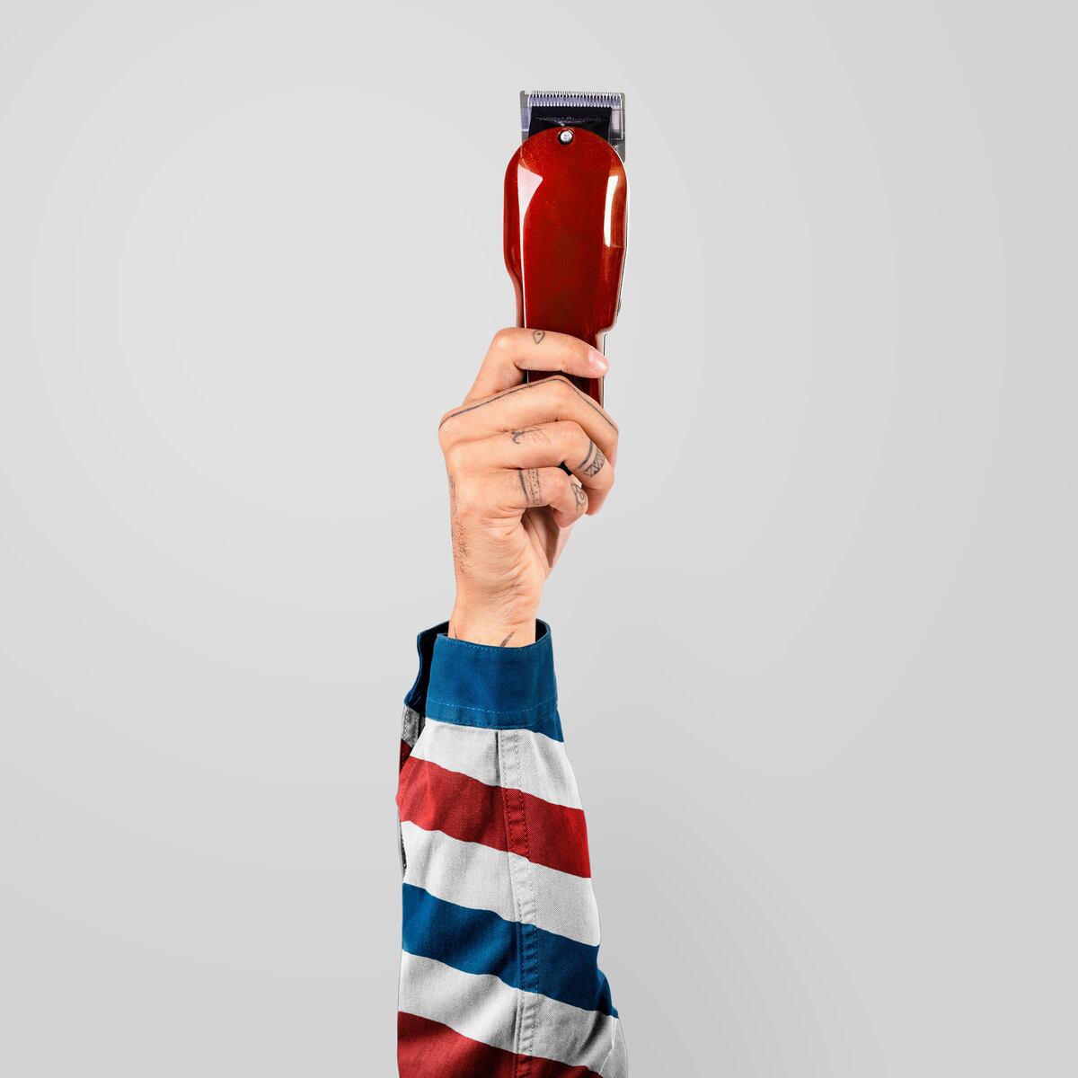 El clásico poste espiral de las barberías, hoy un ícono decorativo, nació como señal médica en la Edad Media, cuando los barberos también realizaban sangrías y curaciones básicas. (Freepik)